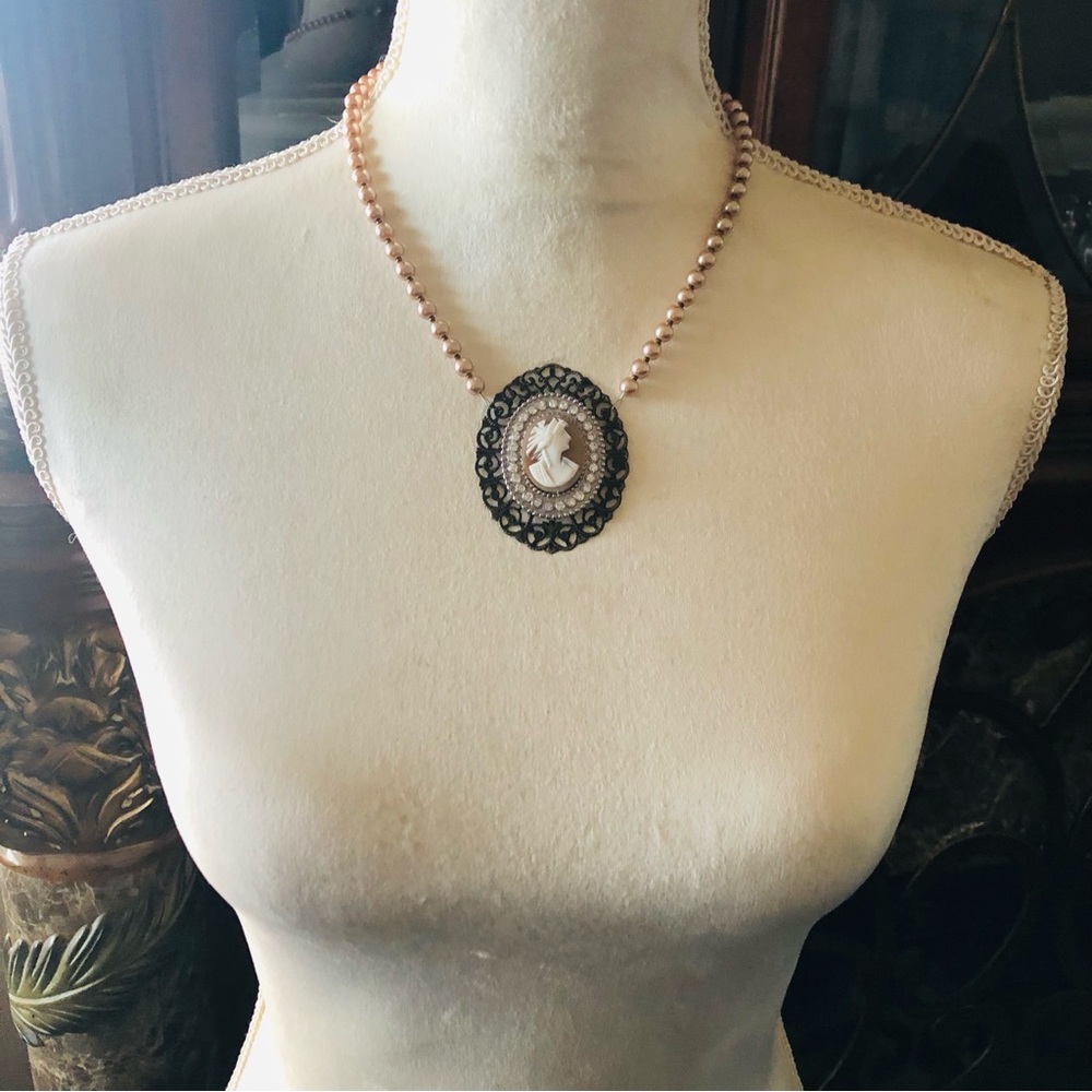 Handcrafted repurpose antique carved shell cameo Czech glass Pearl necklace - Picture 6 of 12
